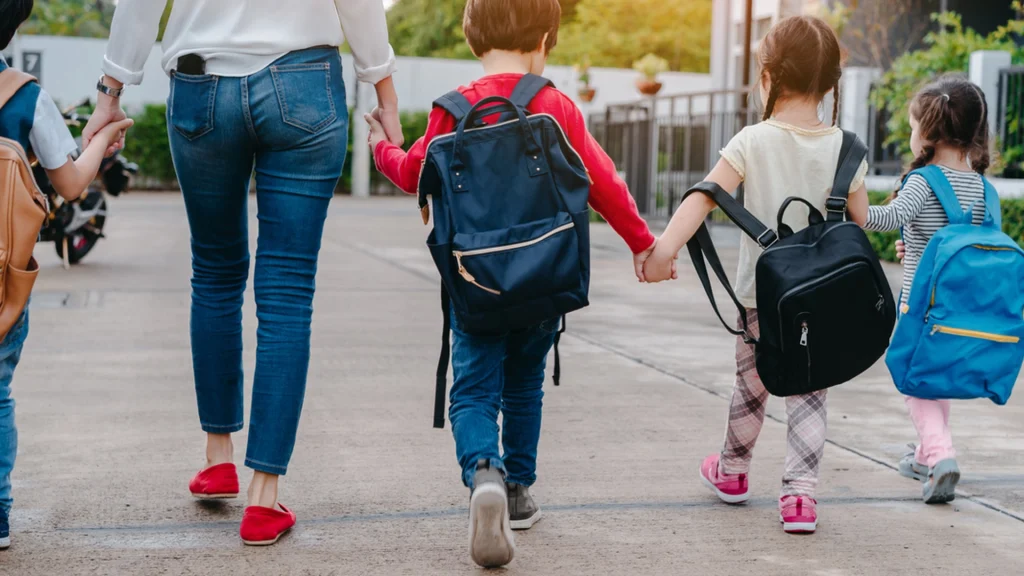 Mor afslører ‘smart trick’ til at få børnene klar til skole til tiden: Det ændrer alt