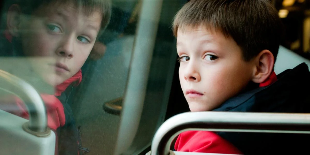 Lille dreng sprang ud på motorvej fra kørende skolebus: Ville flygte fra mobbere
