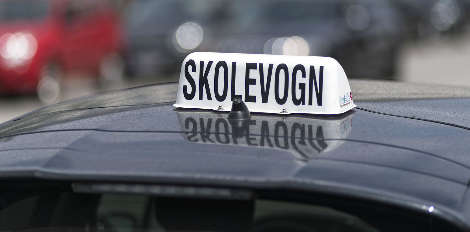 Vild første køretime: Kørelæreren fik en skalle
