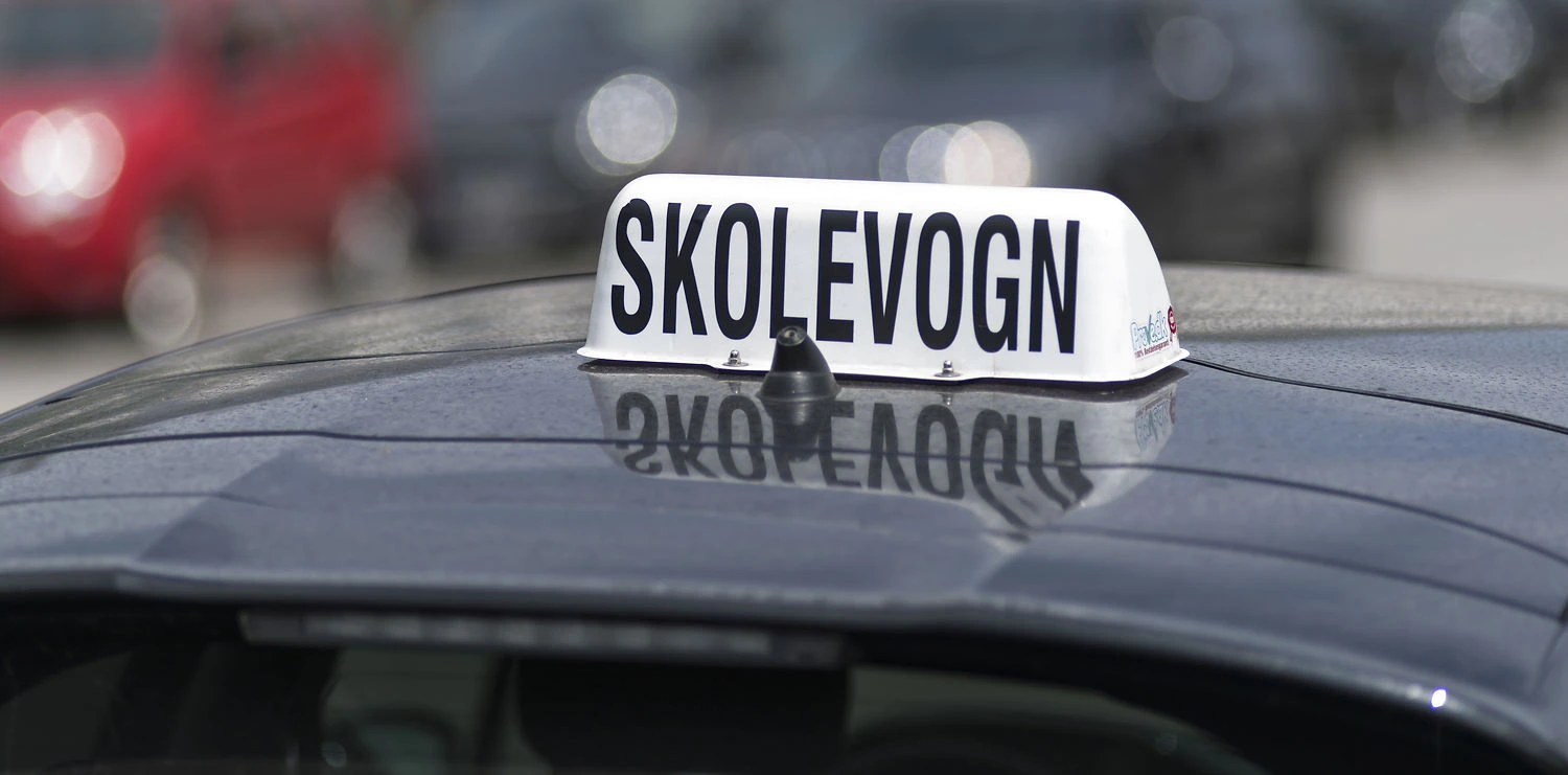 Vild første køretime: Kørelæreren fik en skalle