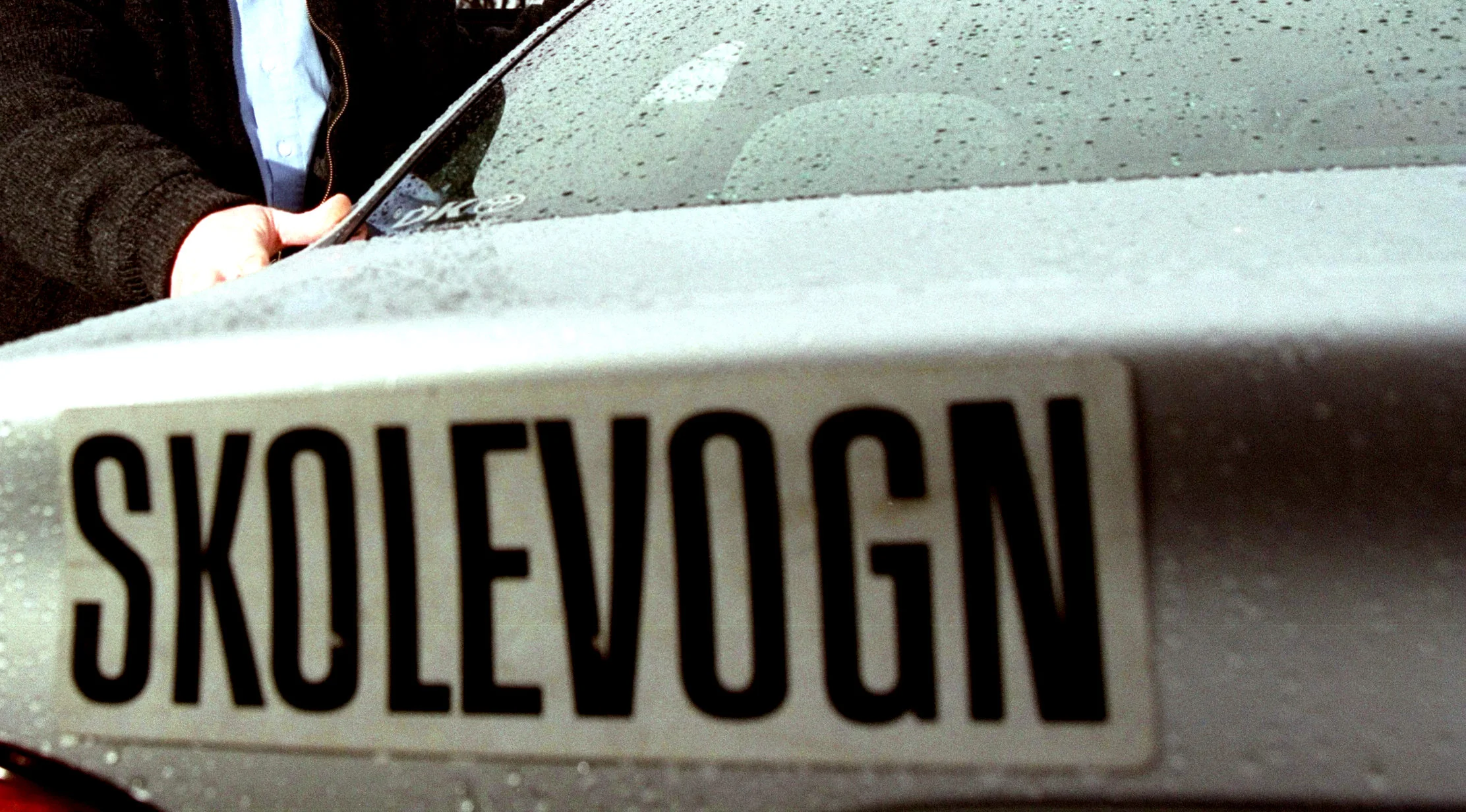 61-årig mand rasede over køreskoleelev, der øvede sig: Så gik han amok på skolevogn