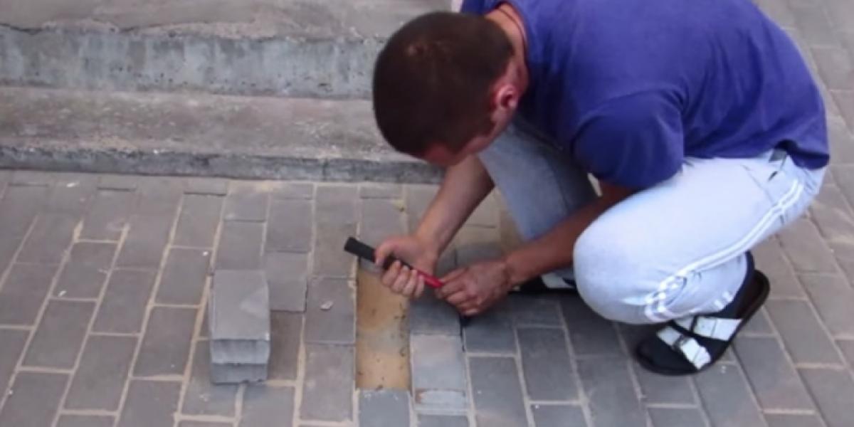 Han hører et skrig under fortovet og begynder at grave: Gør chokerende fund