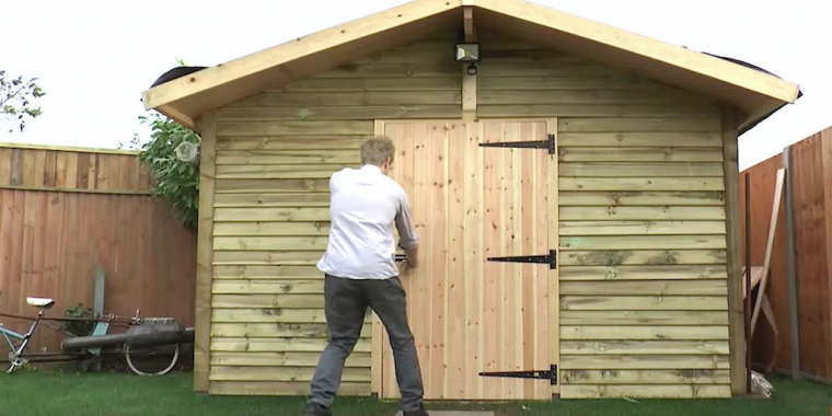 Det ligner et helt almindeligt haveskur – indtil han åbner døren