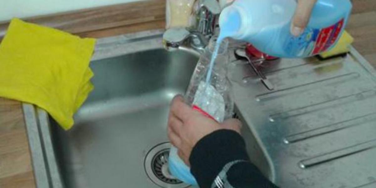 Dette sker, når du sprøjter dine vægge med skyllemiddel