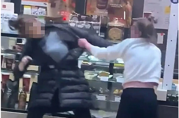 Video afslører: Blodigt slagsmål ved Spar-butik onsdag morgen