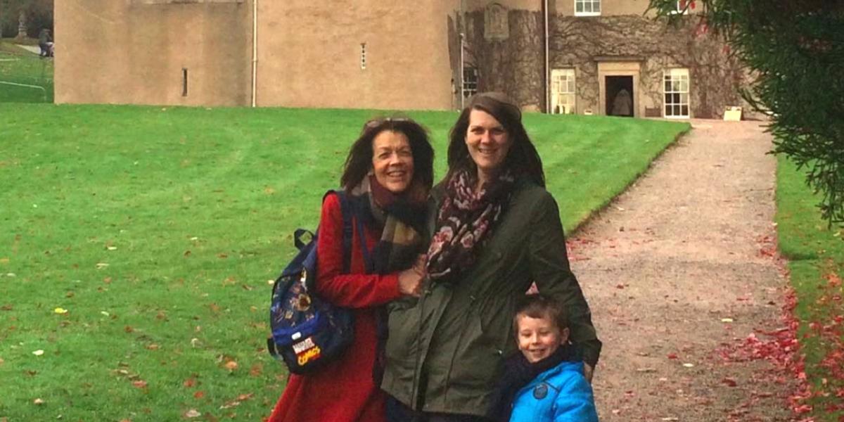 Familie tager foto foran gammelt slot – men uhyggen breder sig, da de kommer hjem og ser billedet