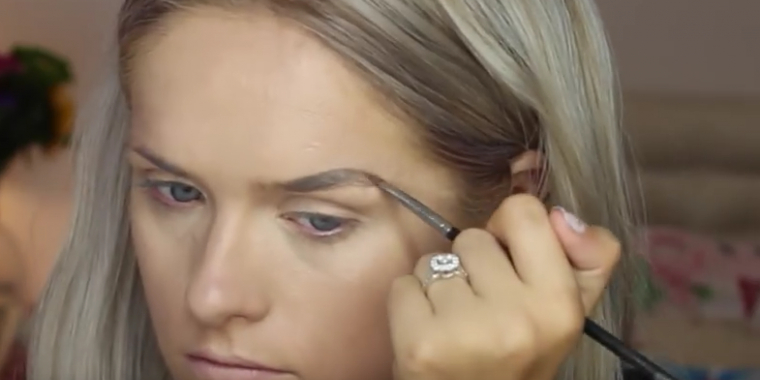 Millioner har set hende give sminketips på YouTube, men ingen kendte hendes frygtelige hemmelighed