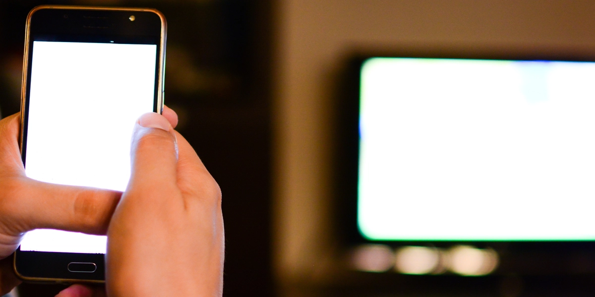 Mens hun så TV fik hun en vild SMS: Troede ikke sine egne øjne