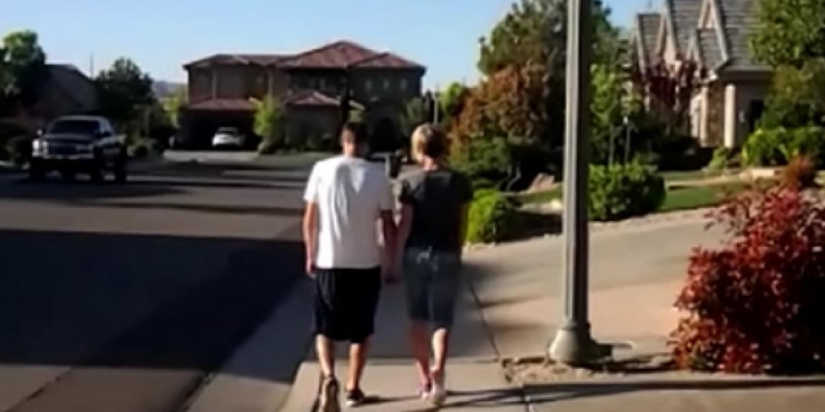 De kom gående hen ad fortovet, da en sms-besked ændrede deres liv for altid