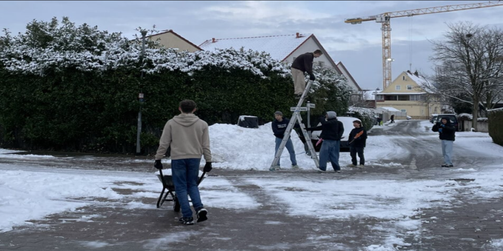 10 unge drenge vidste ikke hvad de skulle lave – så valgte de at lave en skulptur som vakte opsigt i byen