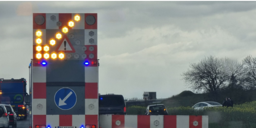 Motorvej spærret: 10-15 biler ødelagt