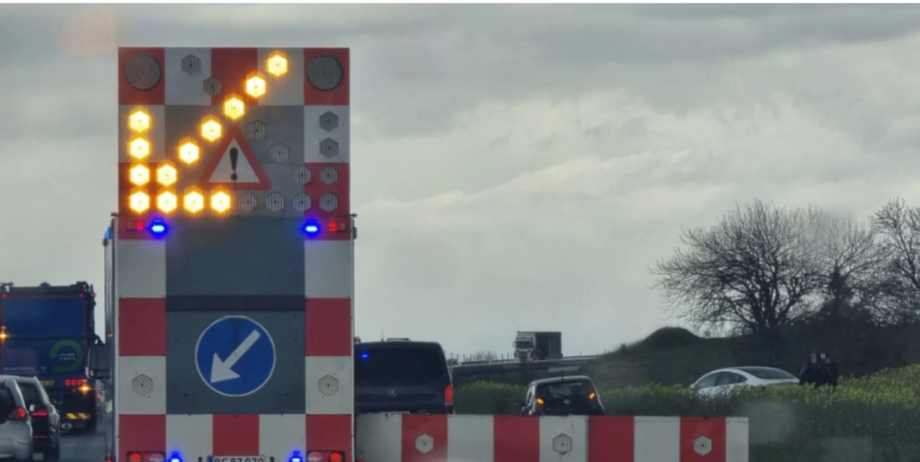 Motorvej spærret: 10-15 biler ødelagt