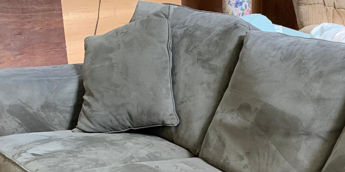 Par leder efter fjernbetjeningen i sofaen: Gør ækel opdagelse