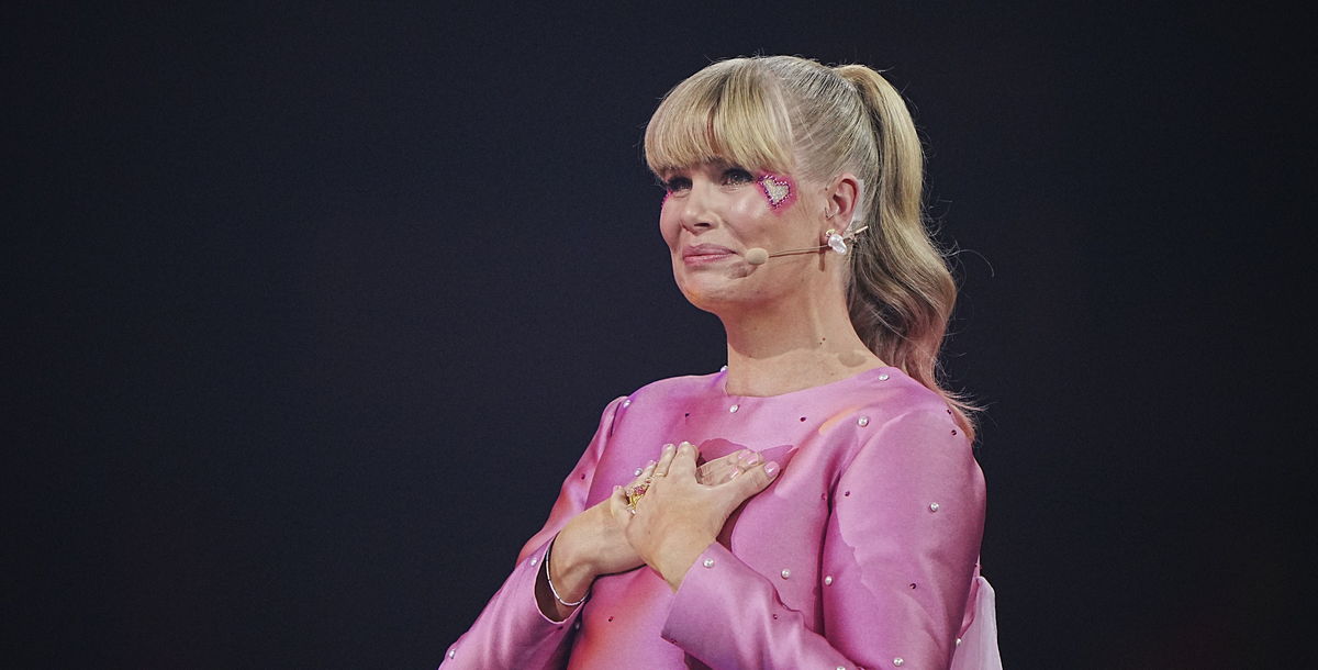 Bryder i gråd midt på scenen: Sofie Linde får kæmpe overraskelse i sidste aften som X Factor-vært