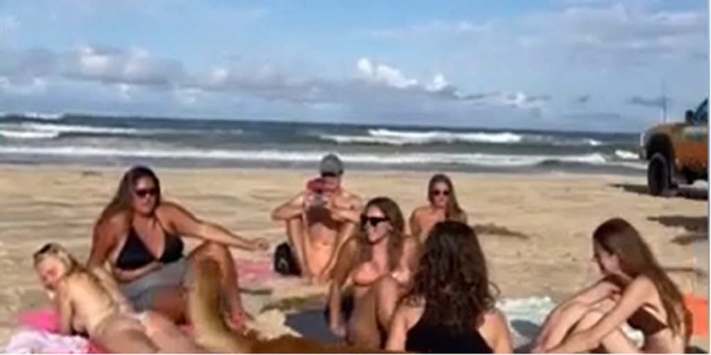 Kvinde ligger og soler sig på stranden: Få sekunder senere sker det utænkelige