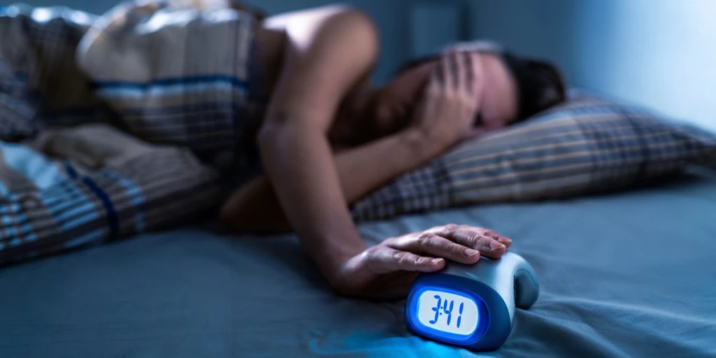 Denne vane stjæler 24 minutters søvn hver nat – og øger risikoen for søvnløshed med 59 procent