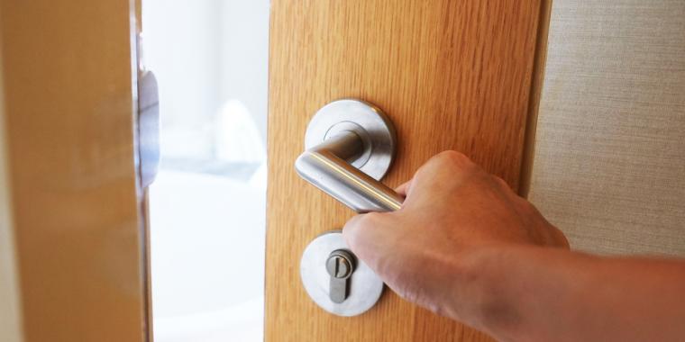Mand køber nyt hus – men gør en grusom opdagelse da han tjekker soveværelset