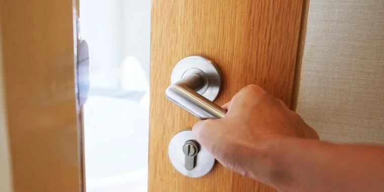 Mand køber nyt hus – men gør en grusom opdagelse da han tjekker soveværelset