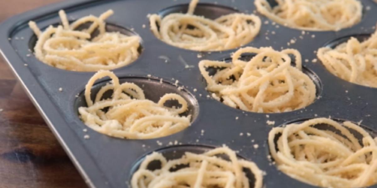 Hun fylder en muffinform med spaghetti og ost – resultatet får munden til at løbe i vand