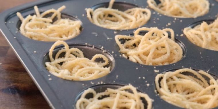 Hun fylder en muffinform med spaghetti og ost – resultatet får munden til at løbe i vand