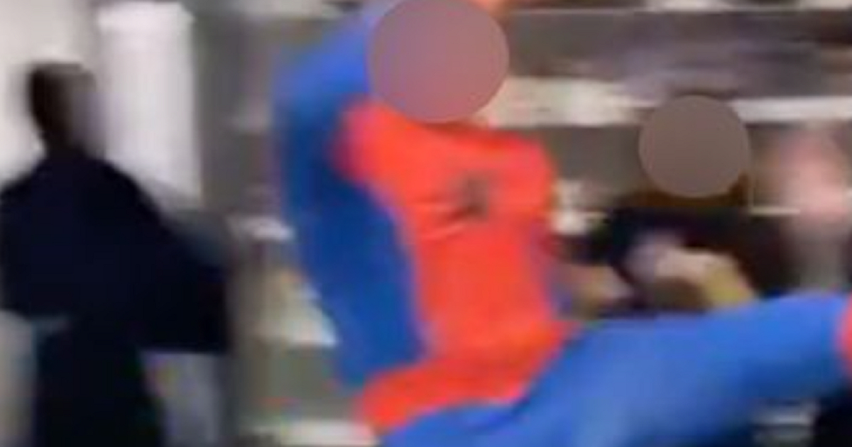 Mand udklædt som Spider-Man går amok i supermarked