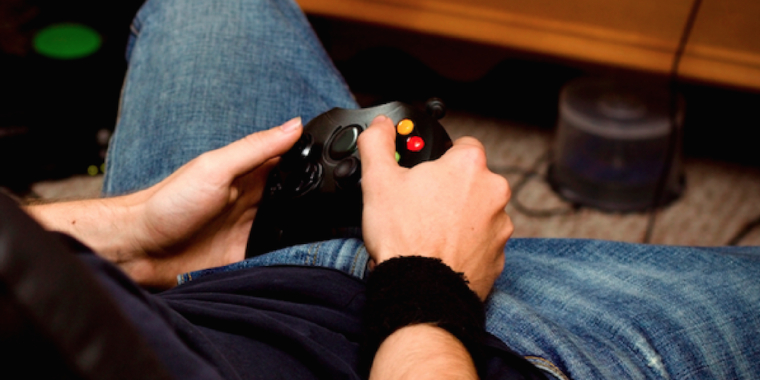 Teenager med brækket ben spillede computerspil i 22 dage – så opdagede hans forældre stilheden fra værelset