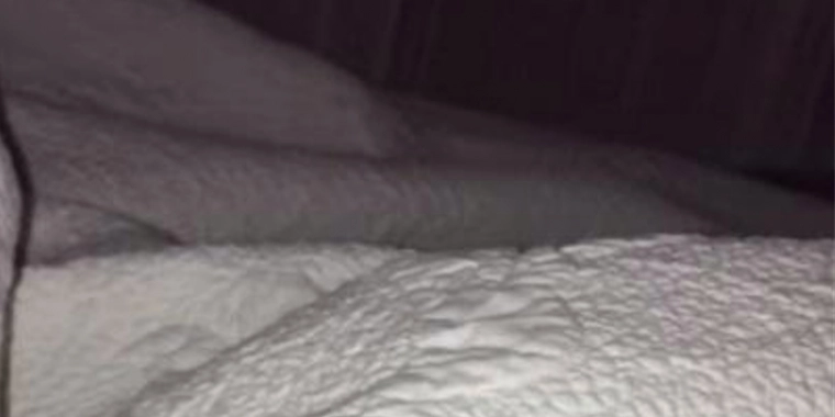 Uhyggelig video: 4-årig pige sidder på sengen og synger – pludselig synger et ‘spøgelse’ med