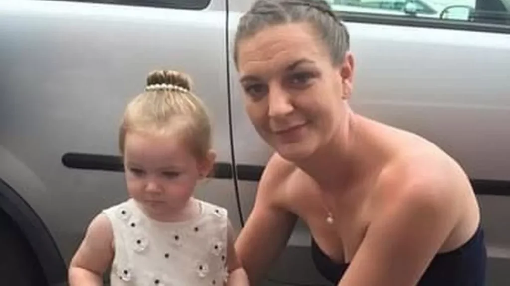 Anne-Marie gik i seng med menstruationssmerter – men hvad der så sker morgenen efter, får det til at løbe koldt ned ad ryggen