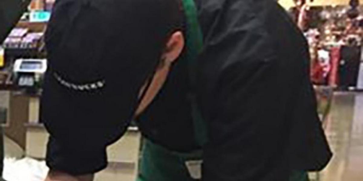 Kunde sender Starbucks hovedkvarter et billede af, hvad denne medarbejder gjorde