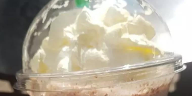 Mor raser over, hvad Starbucks-barista skrev på datterens kop