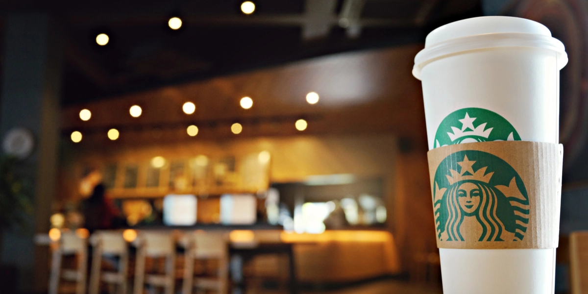 Fremmed mand antastede ung pige på Starbucks: Nu hyldes personalets håndtering på de sociale medier
