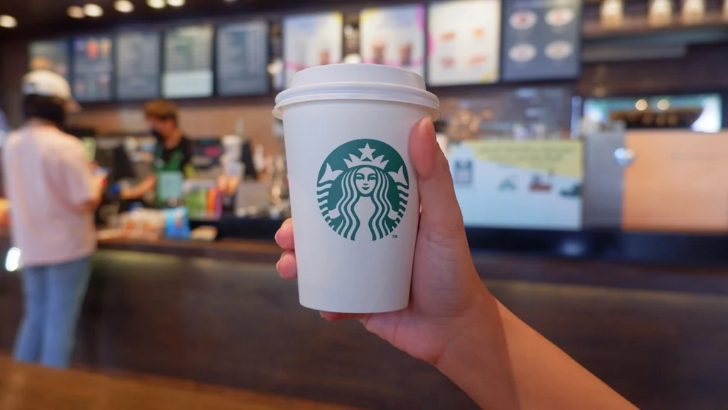 Starbucks hyrer ny topchef: Får gigantisk ansættelsesbonus