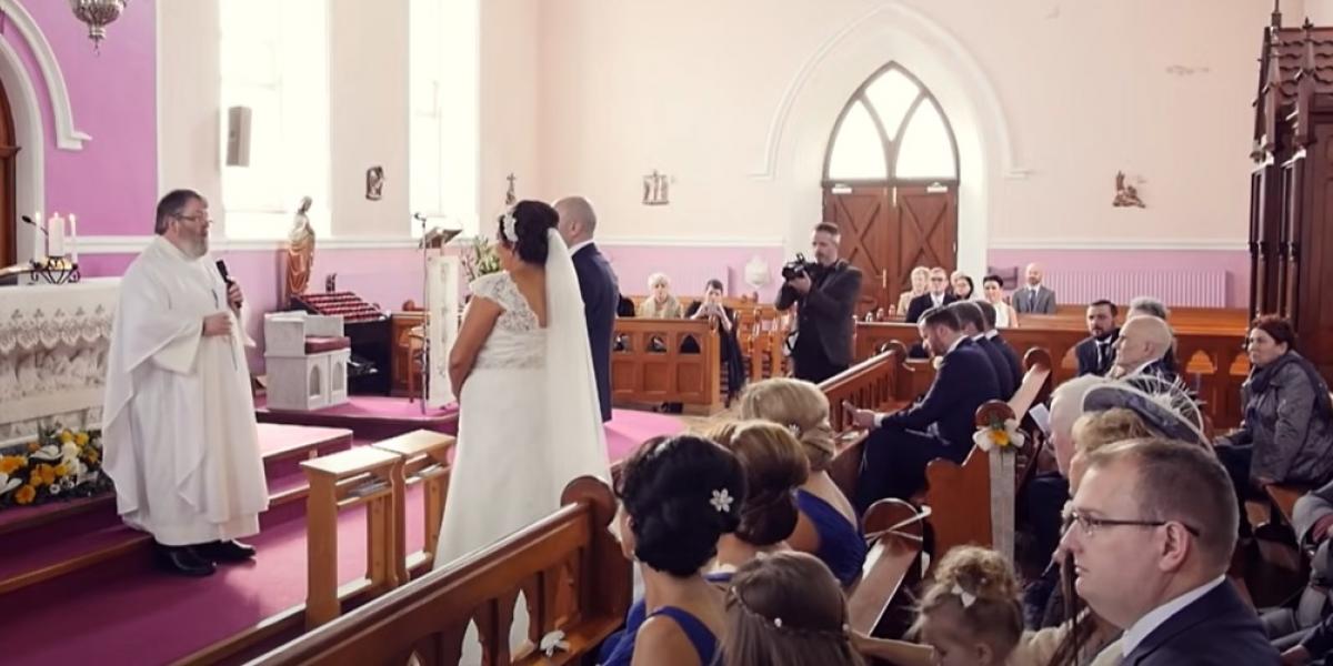Brud bryder sammen, da der pludselig lyder en stemme bagerst i kirken