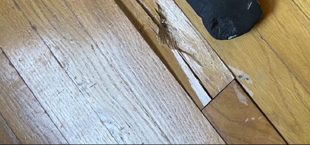 Par kom hjem fra job – da de trådte ind i soveværelset, var der pludseligt hul i taget og gulvet