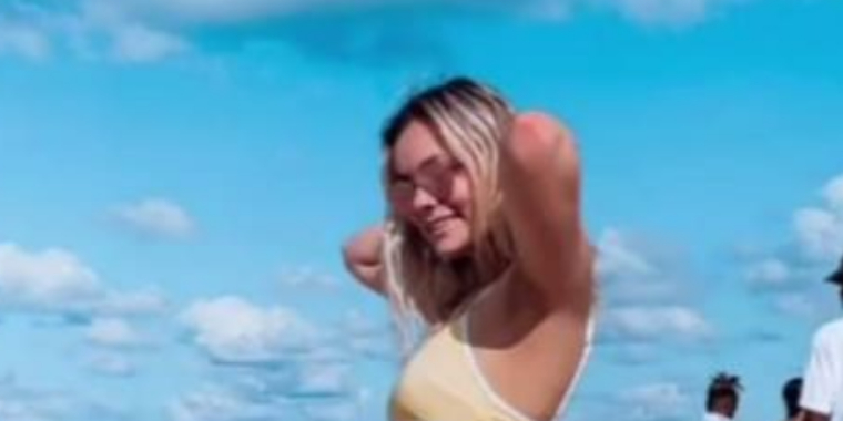 Sniger sig med på strandbillede: Det var ikke meningen