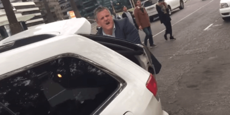 Far er ved at eksplodere af vrede, da folk dytter af ham – Da han stiger ud, opdager han hvorfor