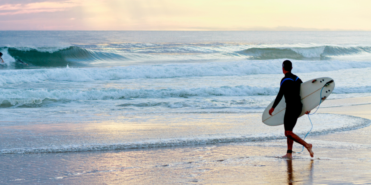 Surfer angrebet af haj: “Den spyttede mig ud igen”
