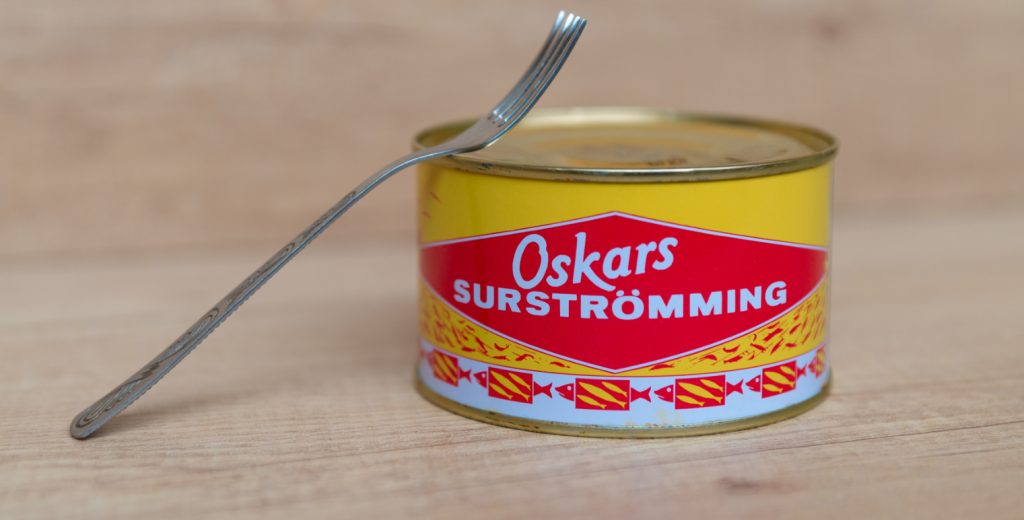Åbnede en dåse surströmming i bilen: Det fortrød han hurtigt