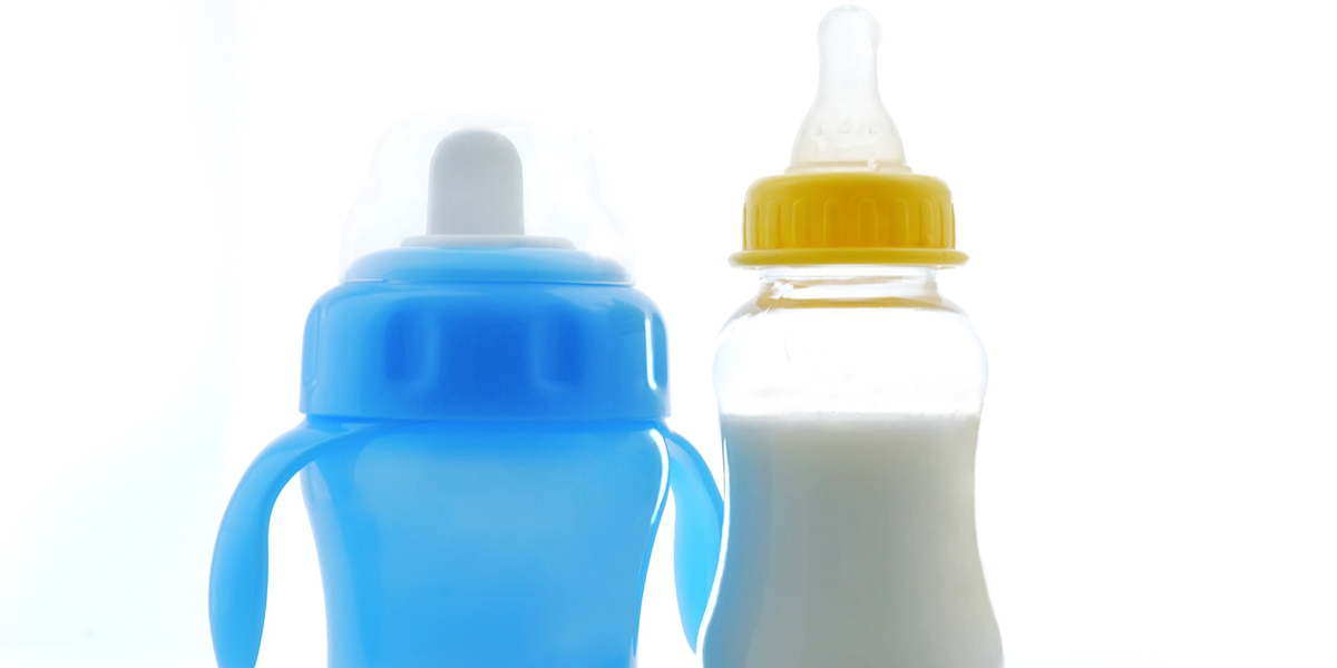 Den lille dreng blev ved at være syg: Så tjekkede moren sutteflasken og fik sig et chok