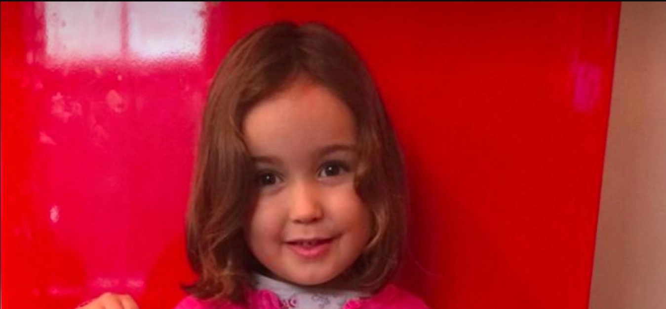 4-årig ringer til alarmcentralen: “Min mor sidder i sofaen med lukkede øjne”