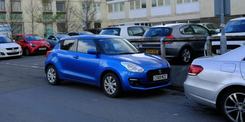 Leder efter ejer af blå Suzuki Swift: Har fået 63.000 kroner i p-bøder