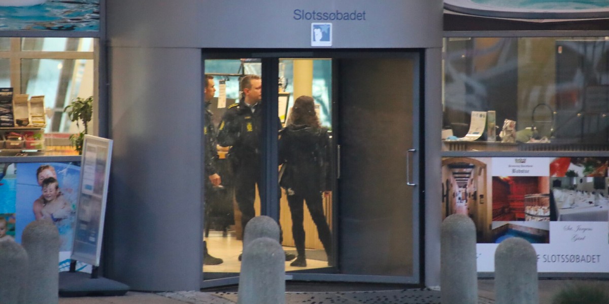 Politiet massivt til stede: Voldsomt røveri i dansk svømmehal