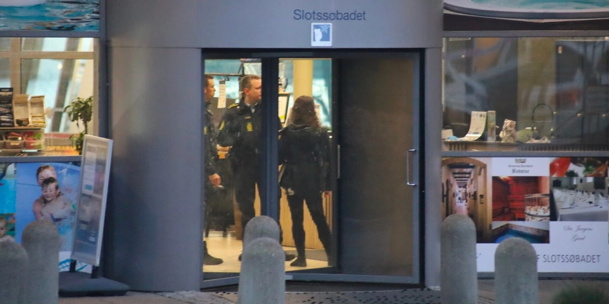 Politiet massivt til stede: Voldsomt røveri i dansk svømmehal