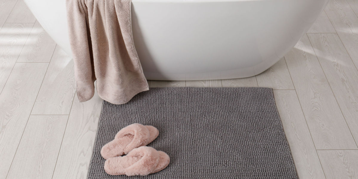 Kvinde vil rengøre sit badeværelse: Da hun løfter bademåtten, får hun et kæmpe chok