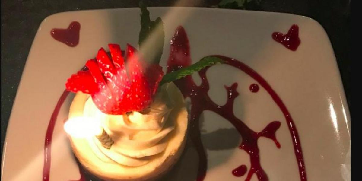 Ung mand inviterer sin syge kæreste på restaurant: Så dukker tjeneren op med utrolig overraskelse