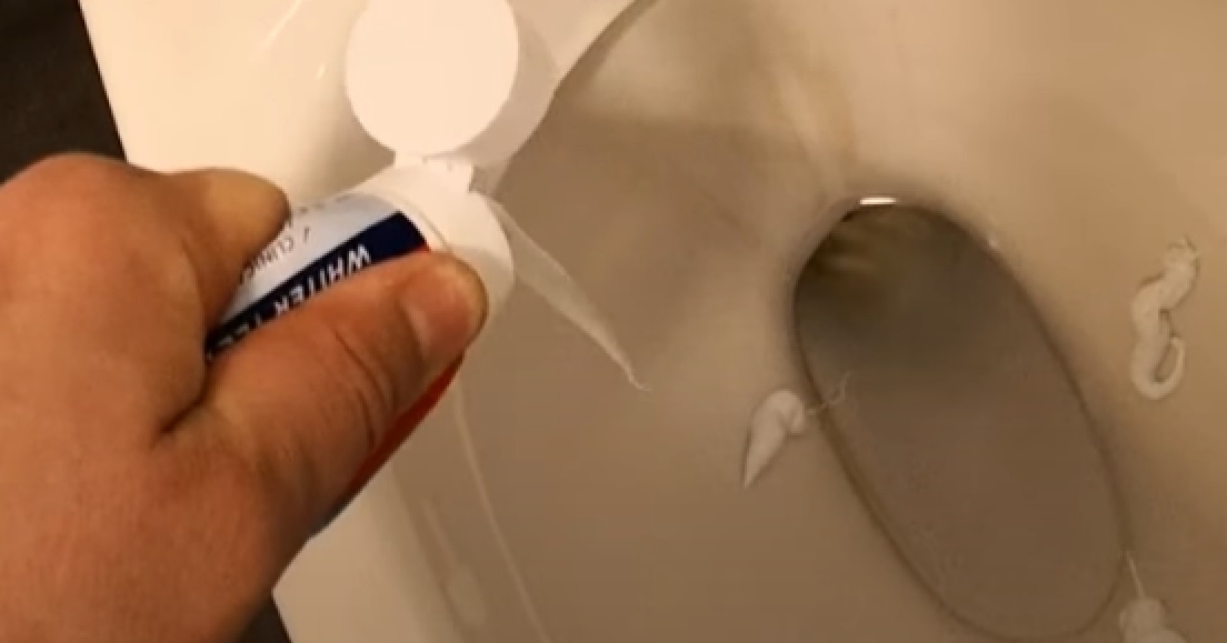 Derfor bør du putte tandpasta i dit toilet: Resultatet er chokerende