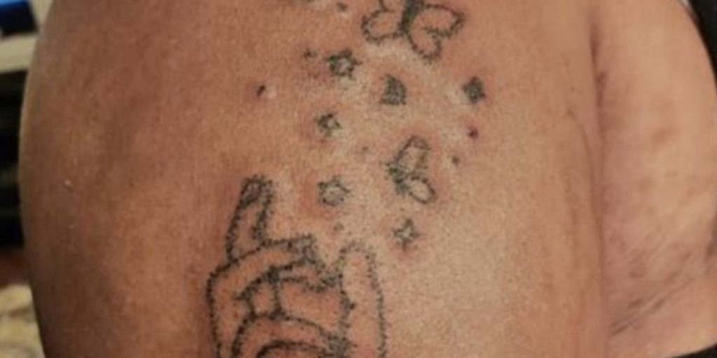 Kvinde viser stolt sin nye tatovering frem: Men hun har overset en kæmpe fejl