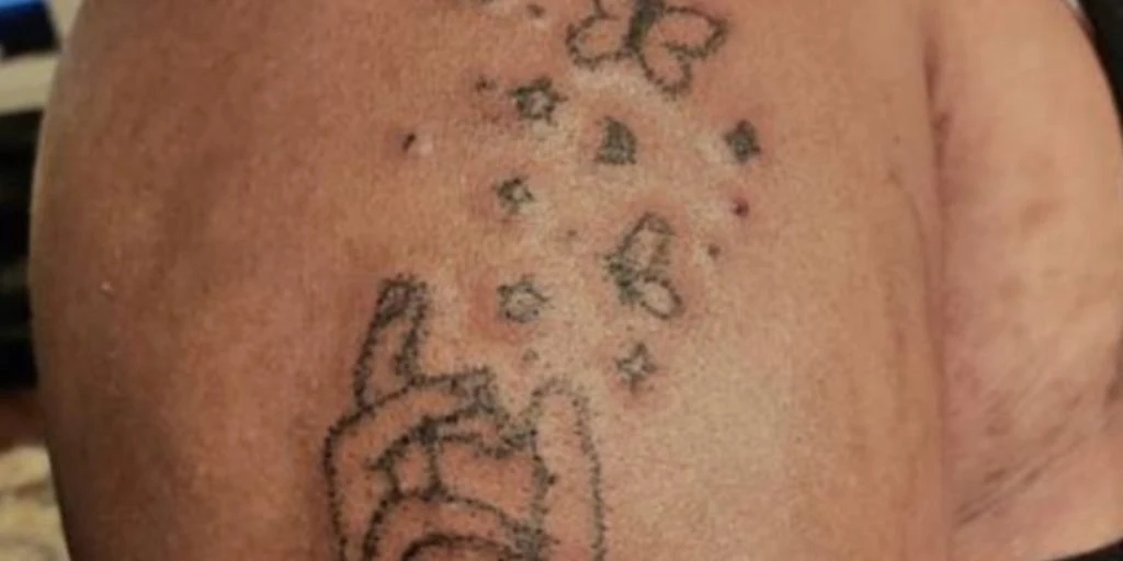 Kvinde viser stolt sin nye tatovering frem: Men hun har overset en kæmpe fejl