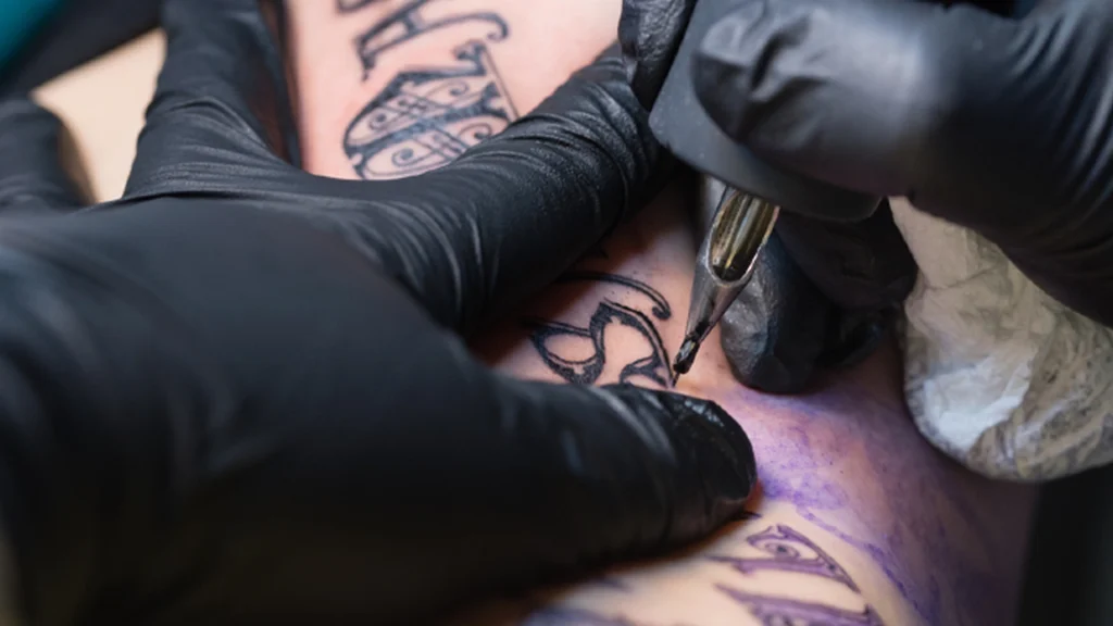 Mand frier til sin kæreste med ‘ekstrem’ tatovering: Nu siger folk, at hun skal flygte