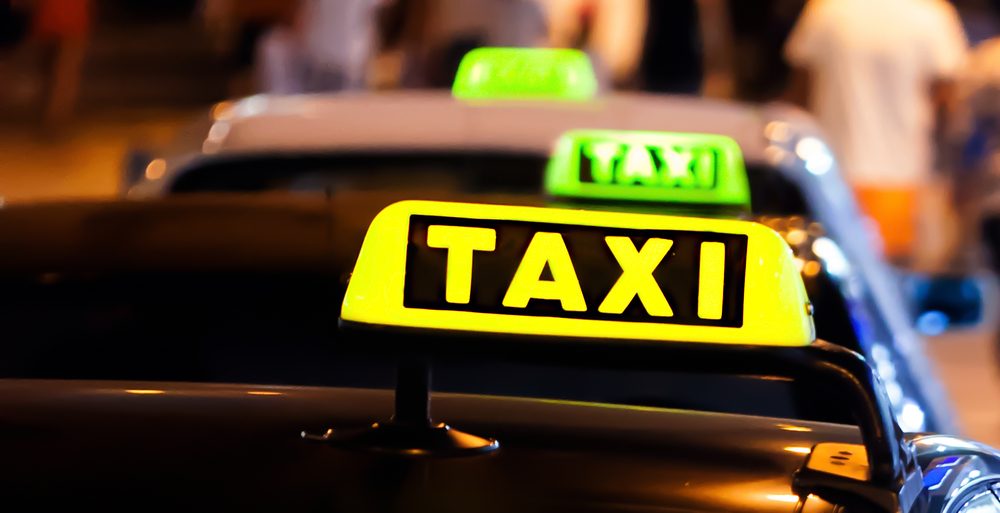 Unge piger tog svinedyr taxatur fra København til Aarhus: Da de nåede frem, måtte chaufføren tage benene på nakken